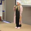 uczestniczka konkursu recytuje wiersz przed jury i publicznością