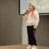 uczestniczka konkursu recytuje wiersz przed jury i publicznością