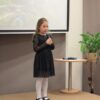 uczestniczka konkursu recytuje wiersz przed jury i publicznością
