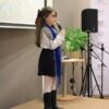 uczestniczka konkursu recytuje wiersz przed jury i publicznością