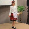 uczestniczka konkursu recytuje wiersz przed jury i publicznością
