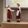 uczestniczki konkursu recytują wiersz przed jury i publicznością