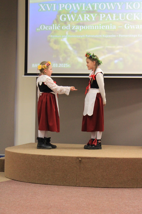 uczestniczki konkursu recytują wiersz przed jury i publicznością