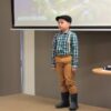 uczestnik konkursu recytuje wiersz przed jury i publicznością