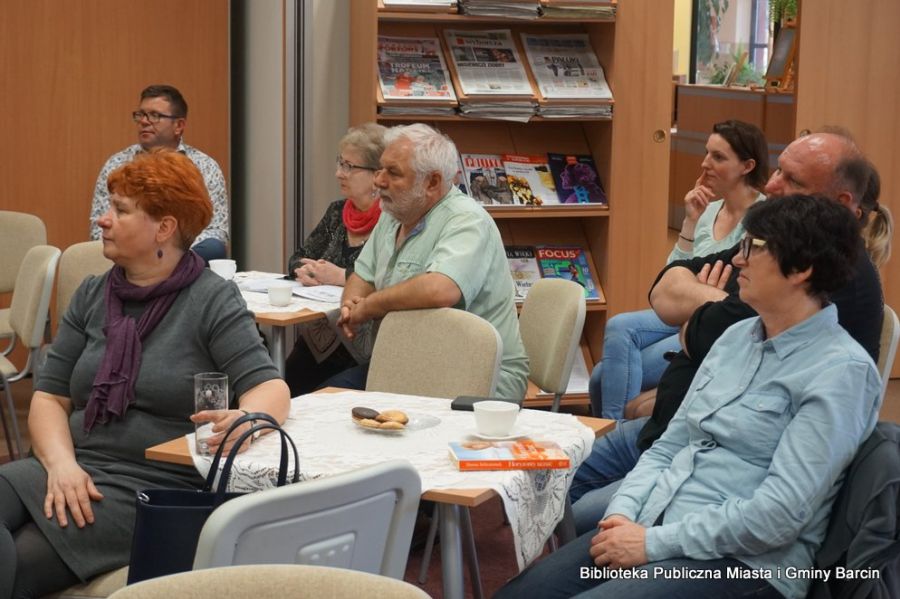 osoby zebrane na publiczności siedzą na krzesłach i słuchają zaproszonego autora