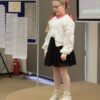 uczestniczka konkursu recytuje wiersz przed jury i publicznością