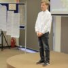 uczestnik konkursu recytuje wiersz przed jury i publicznością