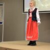 uczestniczka konkursu recytuje wiersz przed jury i publicznością