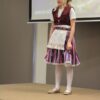 uczestniczka konkursu recytuje wiersz przed jury i publicznością