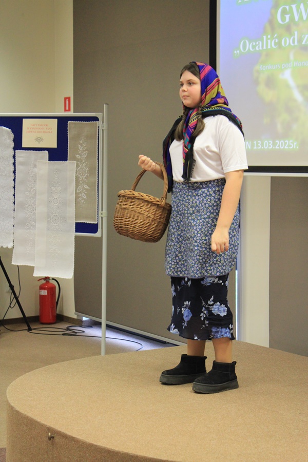 uczestniczka konkursu recytuje wiersz przed jury i publicznością