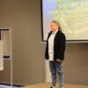 uczestnik konkursu recytuje wiersz przed jury i publicznością