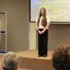 uczestniczka konkursu recytuje wiersz przed jury i publicznością