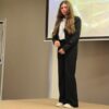 uczestniczka konkursu recytuje wiersz przed jury i publicznością
