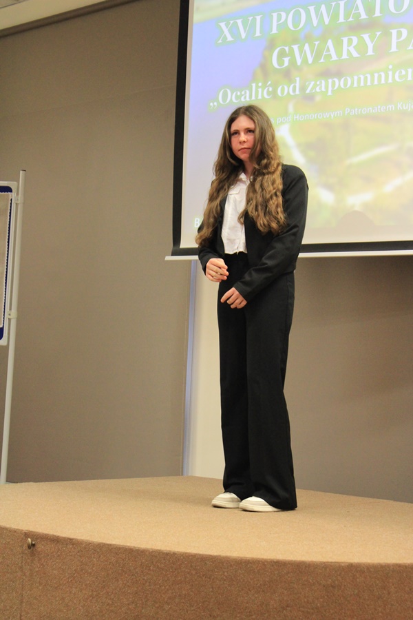 uczestniczka konkursu recytuje wiersz przed jury i publicznością