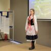 uczestniczka konkursu recytuje wiersz przed jury i publicznością