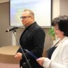 Delegat Powiatu Pan Artur Jakubowski mówi coś do mikrofonu, obok niego stoi dyrektorka biblioteki Pani Renata Grabowska