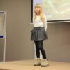 uczestniczka konkursu recytuje wiersz przed jury i publicznością