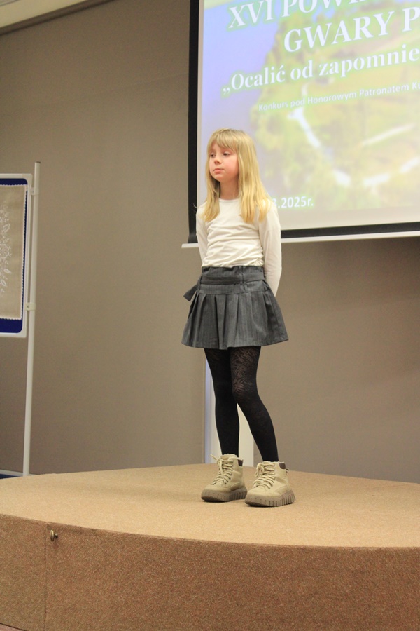 uczestniczka konkursu recytuje wiersz przed jury i publicznością