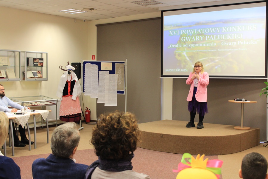uczestniczka konkursu recytuje wiersz przed jury i publicznością
