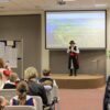 uczestnik konkursu recytuje wiersz przed jury i publicznością