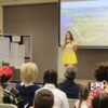 uczestniczka konkursu recytuje wiersz przed jury i publicznością