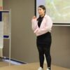 uczestniczka konkursu recytuje wiersz przed jury i publicznością