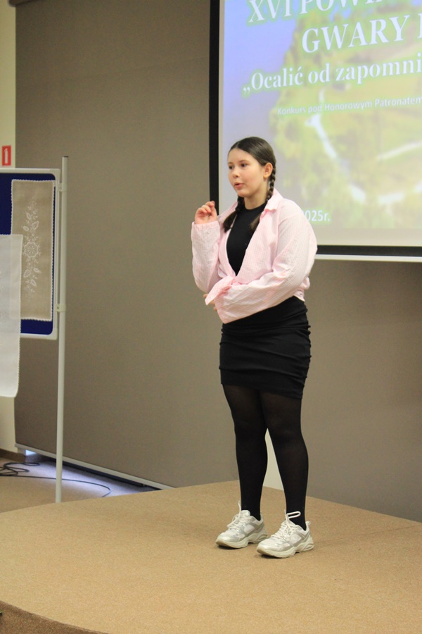 uczestniczka konkursu recytuje wiersz przed jury i publicznością