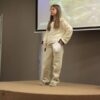 uczestniczka konkursu recytuje wiersz przed jury i publicznością