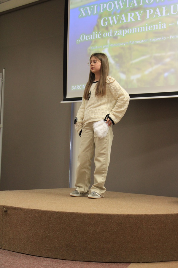 uczestniczka konkursu recytuje wiersz przed jury i publicznością