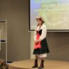 uczestniczka konkursu recytuje wiersz przed jury i publicznością