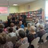 5 osobowy zespół składający się z 3 gitarzystów i 2 wokalistek występuje przed publicznością