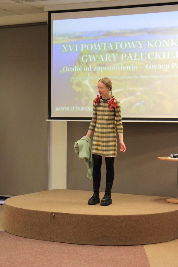 uczestniczka konkursu recytuje wiersz przed jury i publicznością