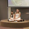 uczestniczki konkursu recytują wiersz przed jury i publicznością