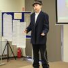 uczestnik konkursu recytuje wiersz przed jury i publicznością