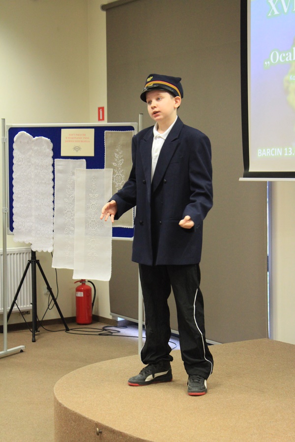 uczestnik konkursu recytuje wiersz przed jury i publicznością