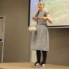 uczestniczka konkursu recytuje wiersz przed jury i publicznością