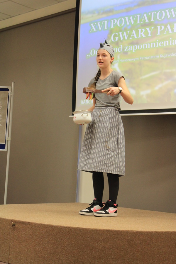 uczestniczka konkursu recytuje wiersz przed jury i publicznością