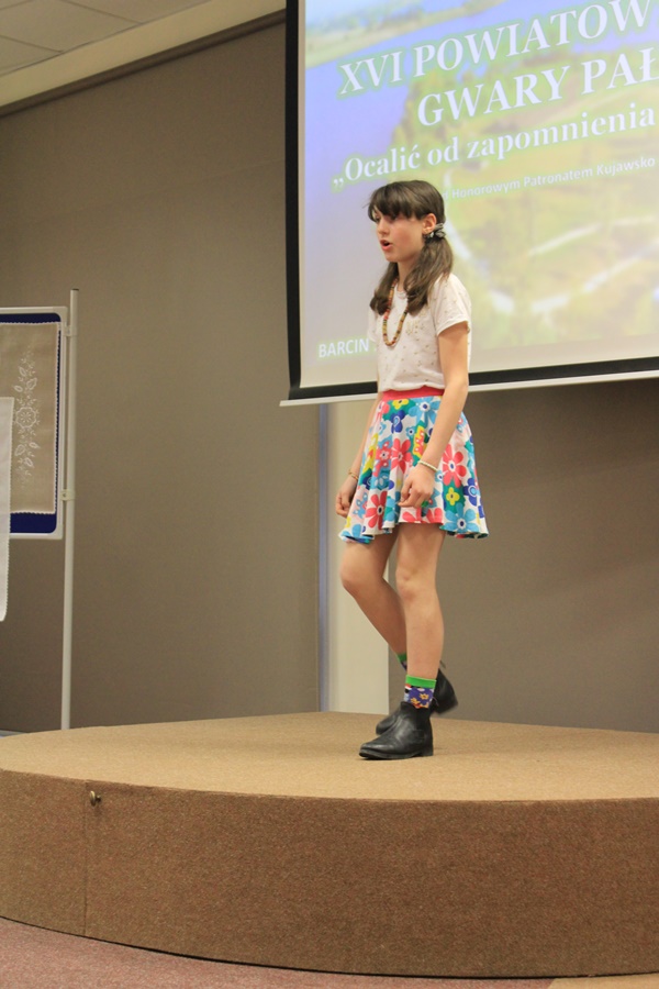 uczestniczka konkursu recytuje wiersz przed jury i publicznością