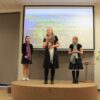 trzy uczestniczki recytują wiersz z podziałem na role