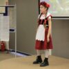 uczestniczka konkursu recytuje wiersz przed jury i publicznością