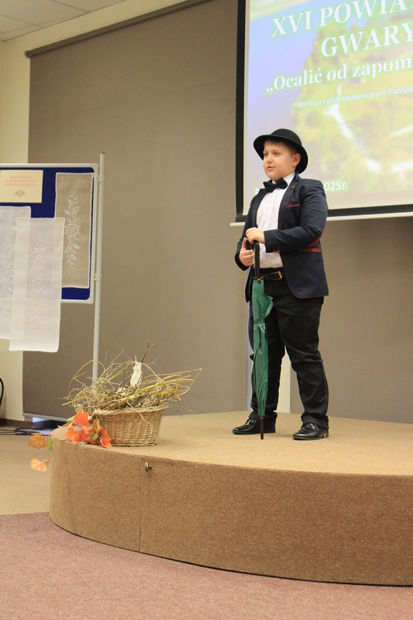 uczestnik konkursu recytuje wiersz przed jury i publicznością