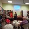 Kierownik filii w Piechcinie wręcza autorce podziękowania i upominek za spotkanie