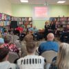 5 osobowy zespół składający się z 3 gitarzystów i 2 wokalistek występuje przed publicznością