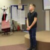 uczestnik konkursu recytuje wiersz przed jury i publicznością