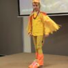 uczestniczka konkursu recytuje wiersz przed jury i publicznością