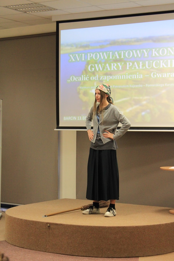 uczestniczka konkursu recytuje wiersz przed jury i publicznością