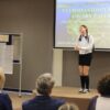 uczestniczka konkursu recytuje wiersz przed jury i publicznością