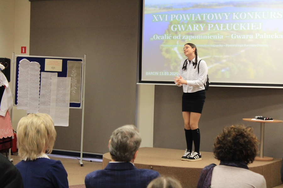 uczestniczka konkursu recytuje wiersz przed jury i publicznością
