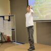 uczestnik konkursu recytuje wiersz przed jury i publicznością