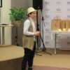 uczestnik konkursu recytuje wiersz przed jury i publicznością